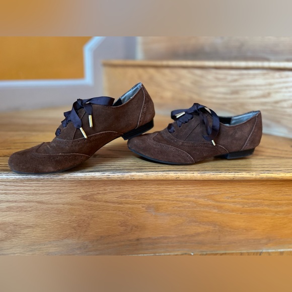 Gorgeous Brown Suede Oxfords! - Picture 4 of 8